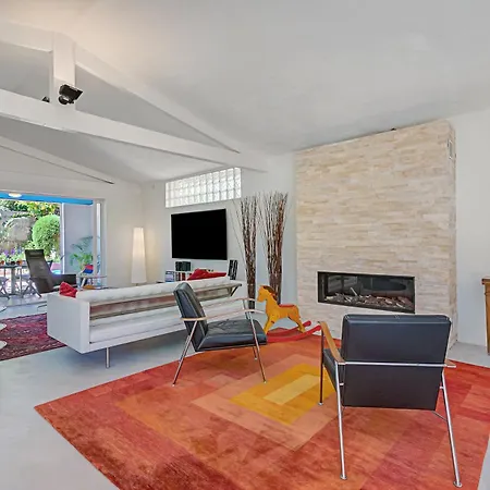 Artful Loft Retreat - Terrace, Parking - Happy 빌라
