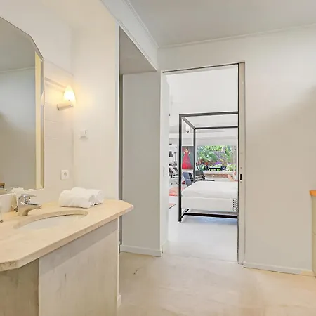 Artful Loft Retreat - Terrace, Parking - Happy 주앙레핑
